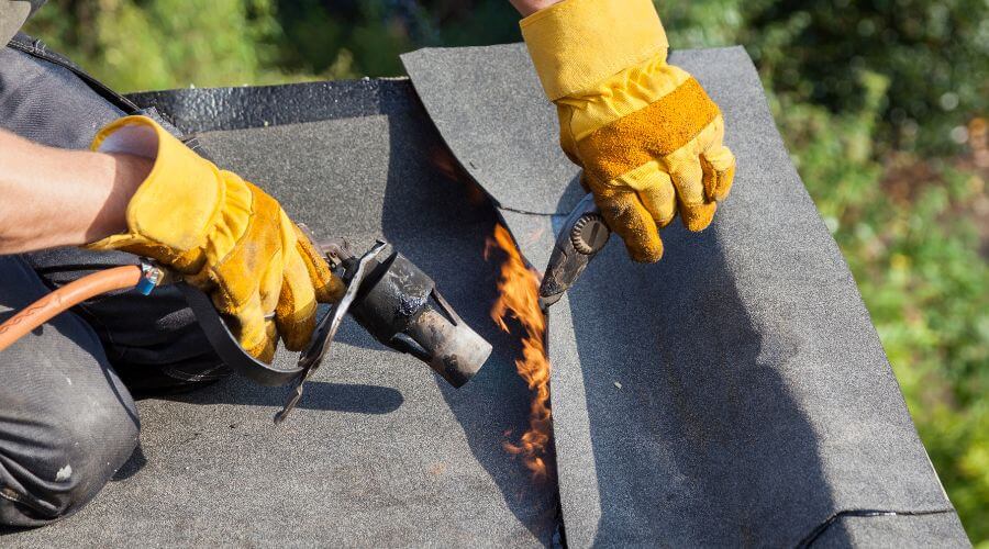Professional gutter cleaning in Igo, CA